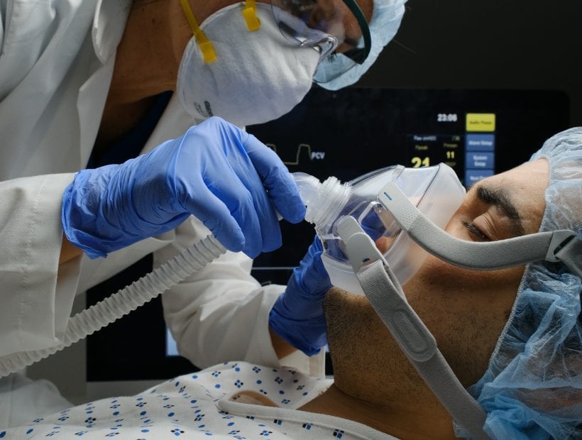 icu travel nurse using ventilator covid treatment